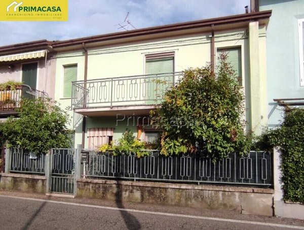 casa indipendente in vendita a Castel d'Azzano in zona Beccacivetta