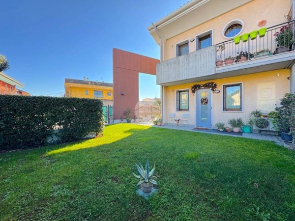 appartamento in vendita a Castel d'Azzano in zona Azzano