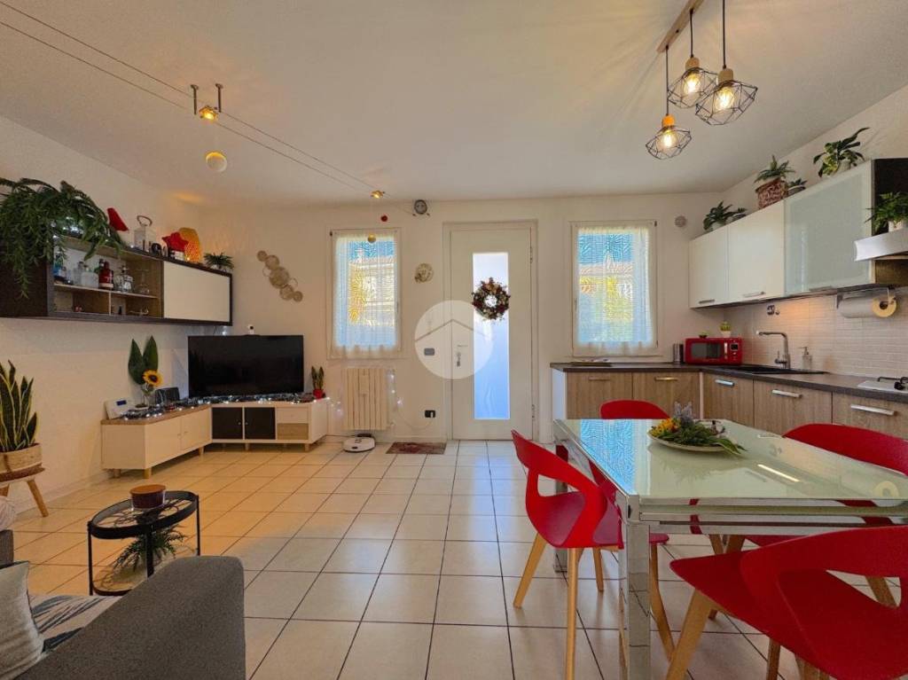 appartamento in vendita a Castel d'Azzano in zona Azzano