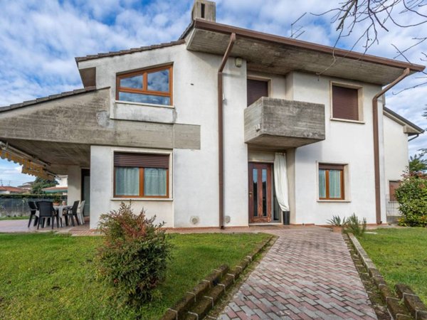 casa indipendente in vendita a Castel d'Azzano in zona Beccacivetta