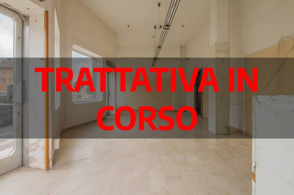 negozio in vendita a Castel d'Azzano in zona Azzano