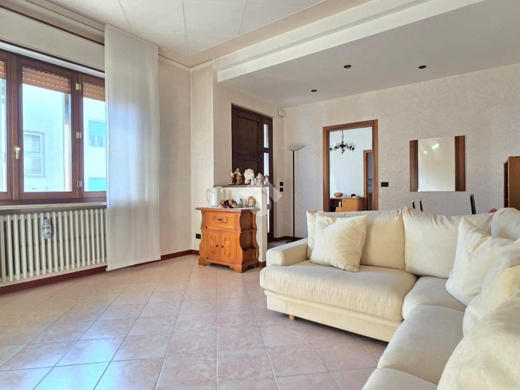 casa indipendente in vendita a Castel d'Azzano in zona Azzano