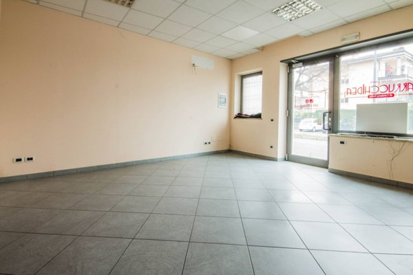 negozio in vendita a Castel d'Azzano in zona Azzano