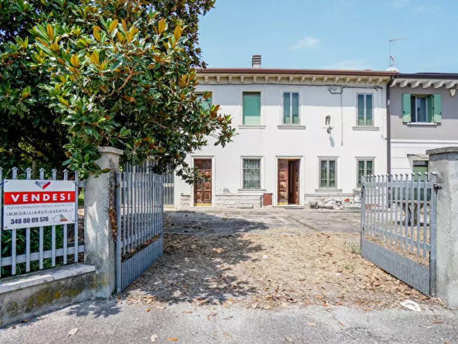 casa indipendente in vendita a Castel d'Azzano in zona Beccacivetta