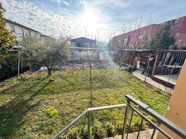 casa indipendente in vendita a Castel d'Azzano in zona Beccacivetta