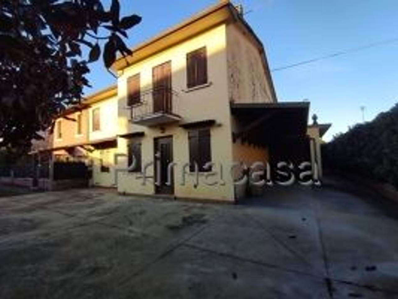 casa indipendente in vendita a Castel d'Azzano in zona Rizza