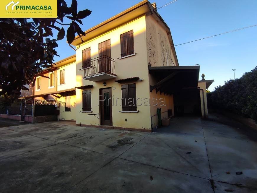 casa indipendente in vendita a Castel d'Azzano in zona Rizza