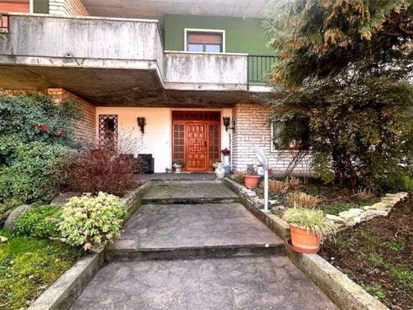 casa indipendente in vendita a Castel d'Azzano in zona Beccacivetta