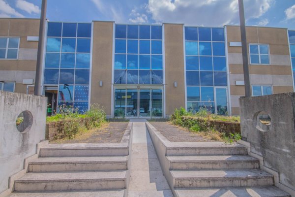 ufficio in vendita a Castel d'Azzano in zona Beccacivetta