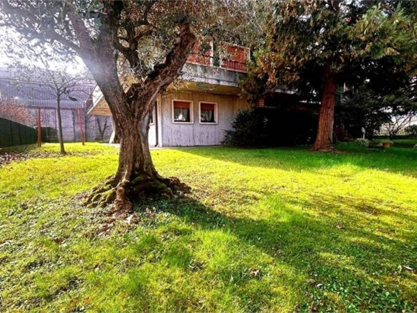 casa indipendente in vendita a Castel d'Azzano in zona Azzano
