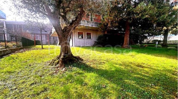 casa indipendente in vendita a Castel d'Azzano in zona Azzano