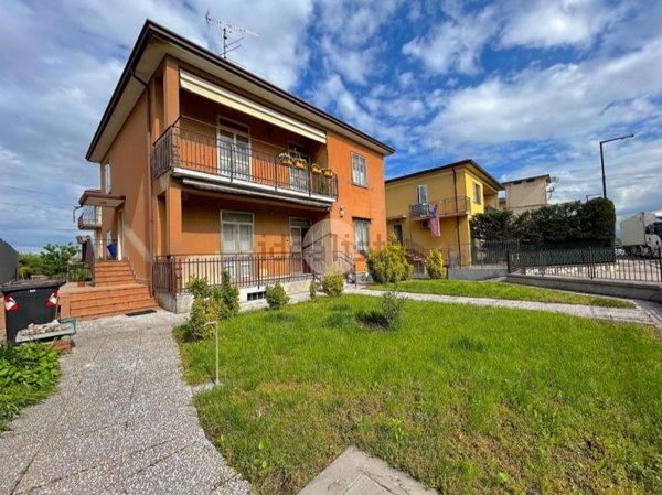 casa indipendente in vendita a Castel d'Azzano in zona Beccacivetta