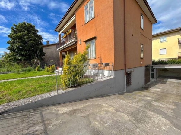 casa indipendente in vendita a Castel d'Azzano in zona Beccacivetta