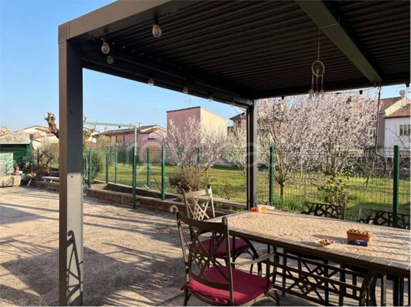 casa indipendente in vendita a Castel d'Azzano in zona Azzano