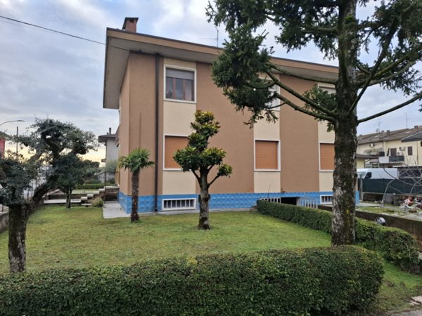 appartamento in vendita a Castel d'Azzano in zona Rizza