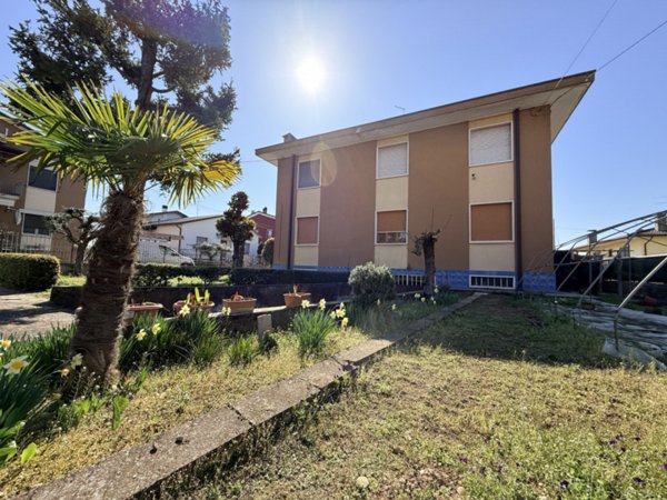 appartamento in vendita a Castel d'Azzano in zona Rizza