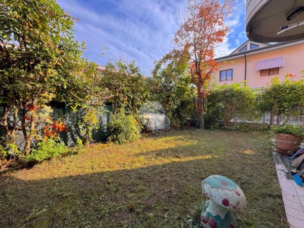 casa indipendente in vendita a Castel d'Azzano in zona Beccacivetta