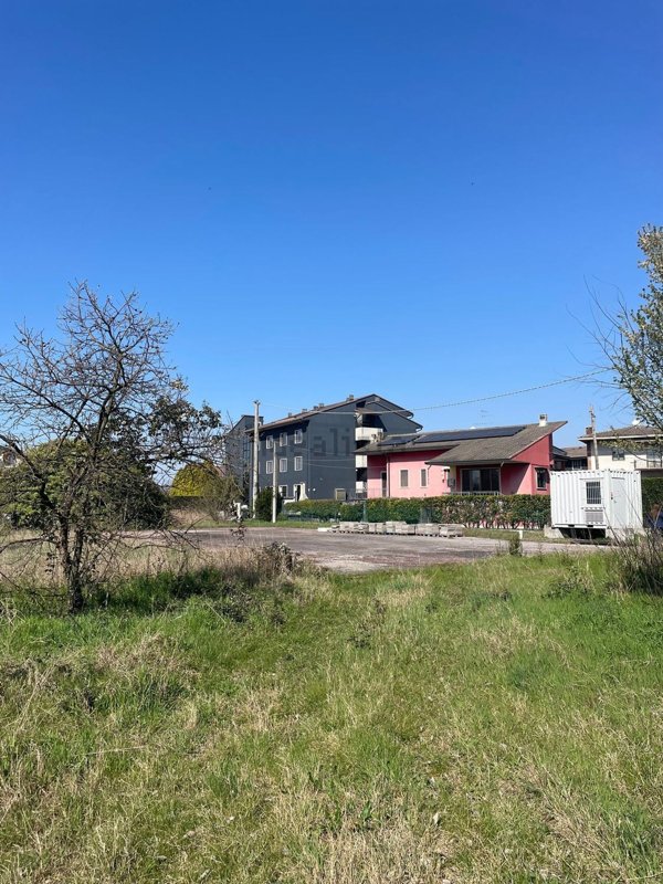 terreno edificabile in vendita a Castel d'Azzano
