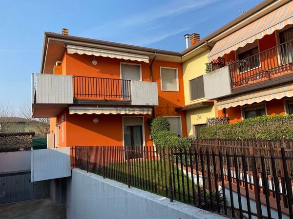 appartamento in vendita a Castel d'Azzano in zona Azzano