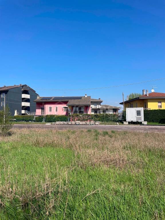 terreno agricolo in vendita a Castel d'Azzano in zona Azzano