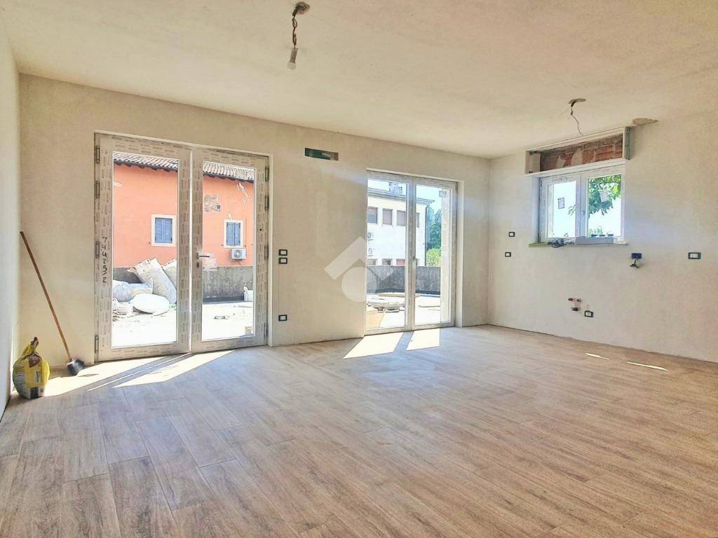 appartamento in vendita a Castel d'Azzano in zona Azzano