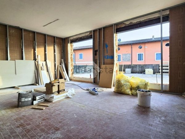 appartamento in vendita a Castel d'Azzano in zona Azzano