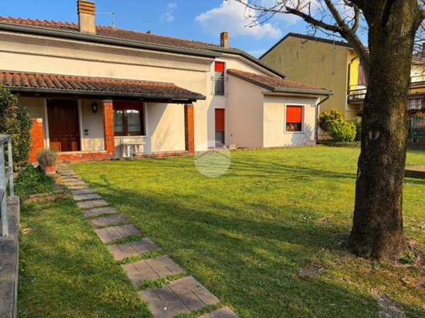 casa indipendente in vendita a Castel d'Azzano in zona Azzano