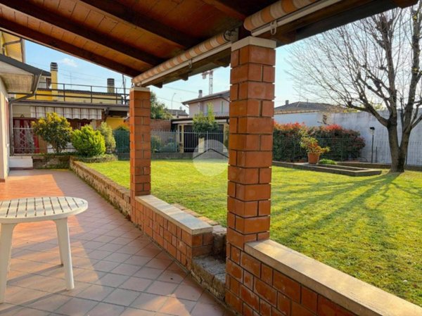 casa indipendente in vendita a Castel d'Azzano in zona Azzano