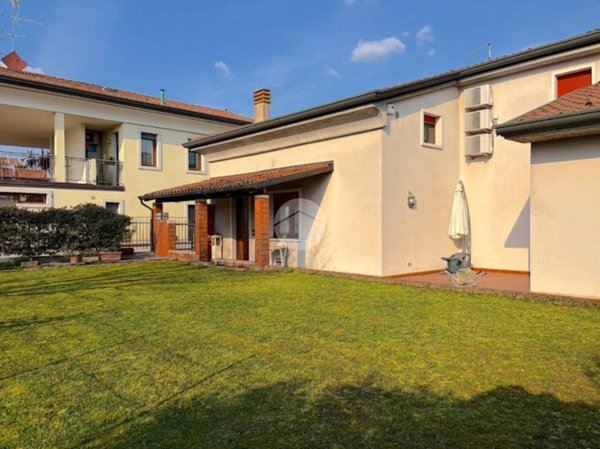 casa indipendente in vendita a Castel d'Azzano in zona Azzano