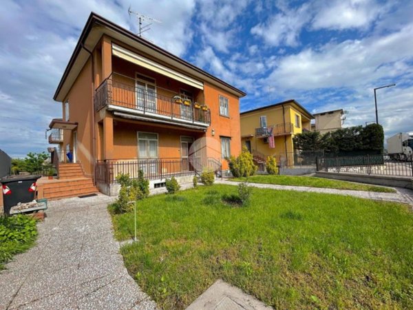 casa indipendente in vendita a Castel d'Azzano in zona Beccacivetta