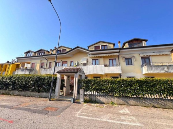 appartamento in vendita a Castel d'Azzano in zona Beccacivetta