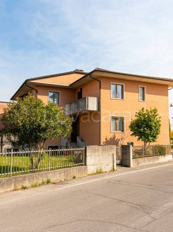 appartamento in vendita a Castel d'Azzano in zona Azzano