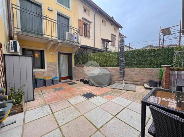 casa indipendente in vendita a Castel d'Azzano in zona Azzano