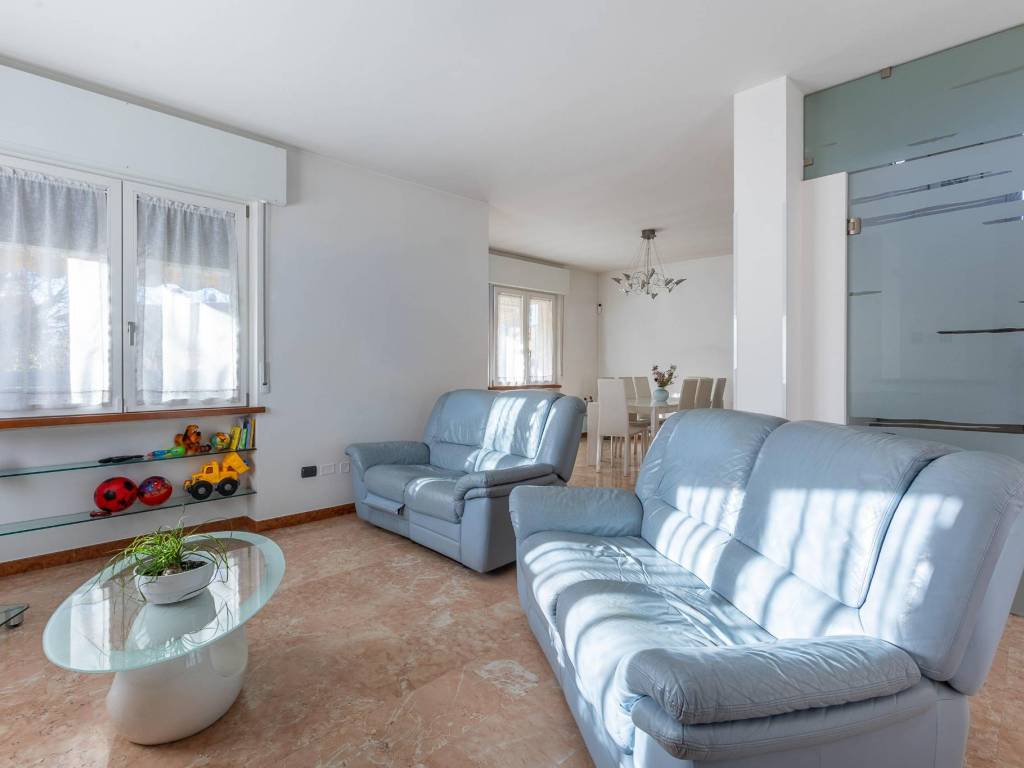 casa indipendente in vendita a Castel d'Azzano in zona Beccacivetta