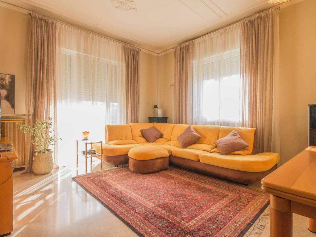 casa indipendente in vendita a Castel d'Azzano in zona Azzano