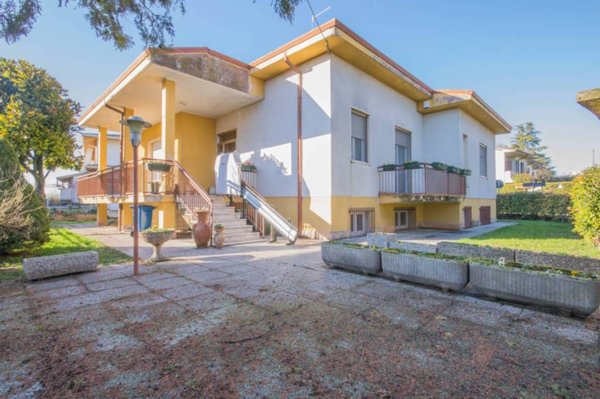 casa indipendente in vendita a Castel d'Azzano in zona Azzano