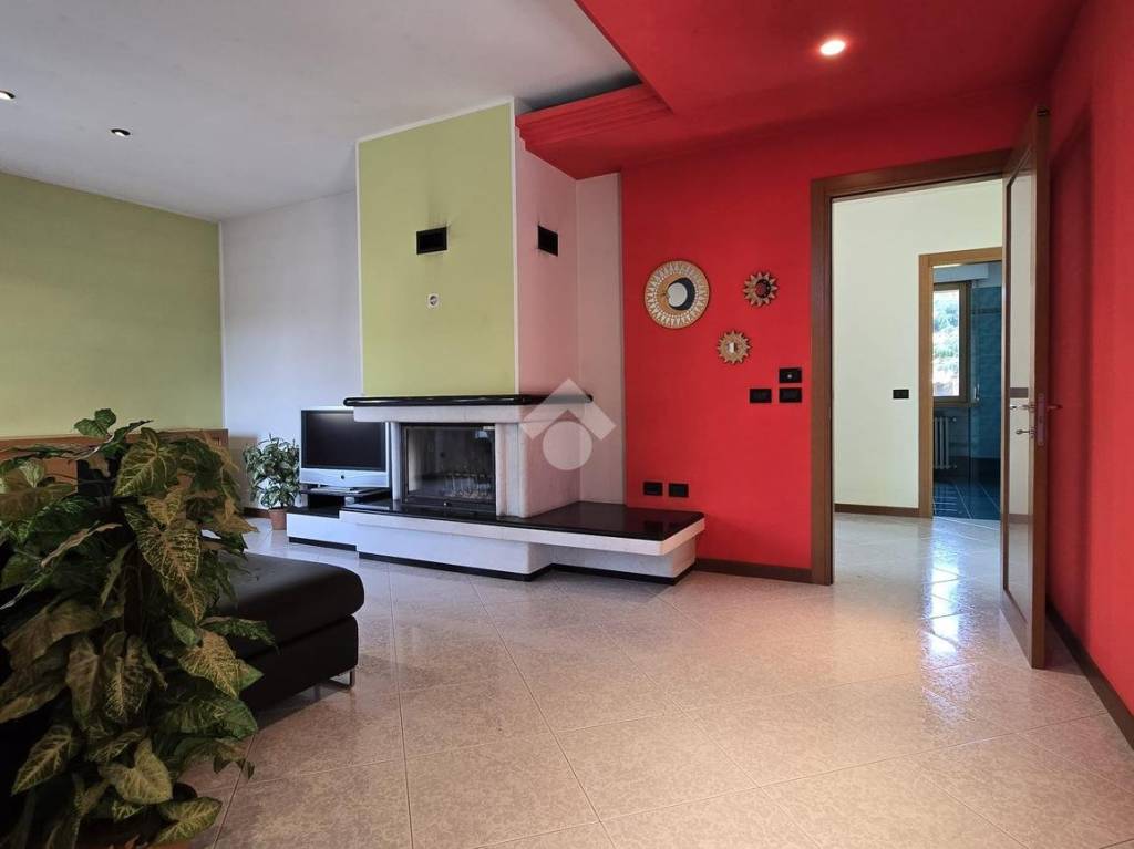 casa indipendente in vendita a Castel d'Azzano in zona Rizza
