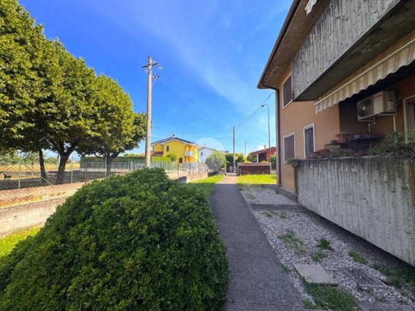 appartamento in vendita a Castel d'Azzano in zona Beccacivetta