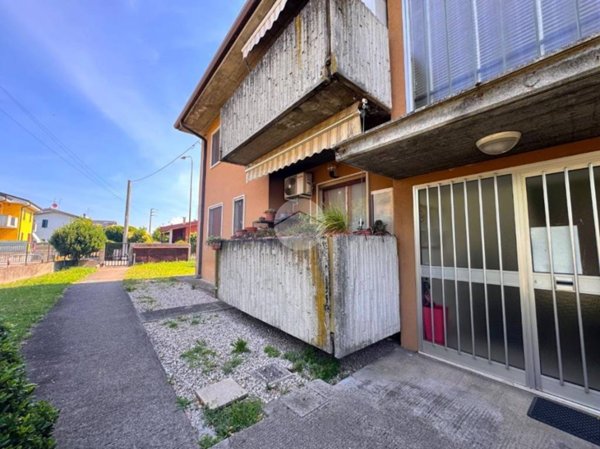 appartamento in vendita a Castel d'Azzano in zona Azzano