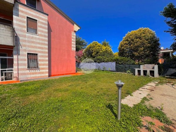 appartamento in vendita a Castel d'Azzano in zona Beccacivetta