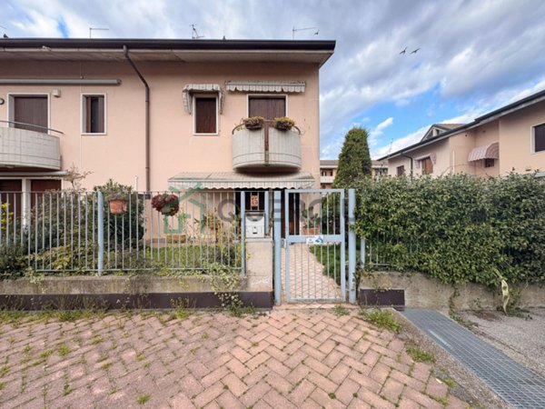 casa indipendente in vendita a Castel d'Azzano in zona Beccacivetta