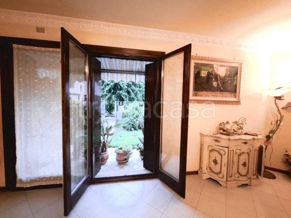 casa indipendente in vendita a Castel d'Azzano in zona Azzano