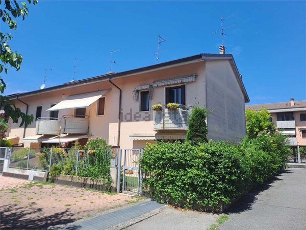 casa indipendente in vendita a Castel d'Azzano in zona Beccacivetta