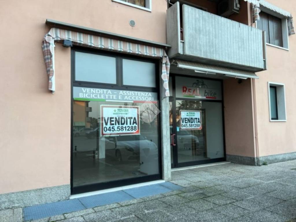 negozio in vendita a Castel d'Azzano in zona Beccacivetta