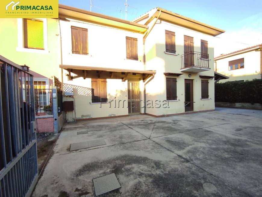 casa indipendente in vendita a Castel d'Azzano in zona Rizza