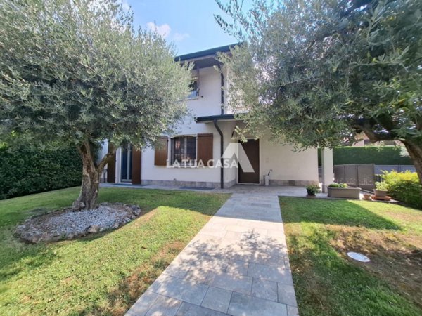 casa indipendente in vendita a Castel d'Azzano in zona Beccacivetta