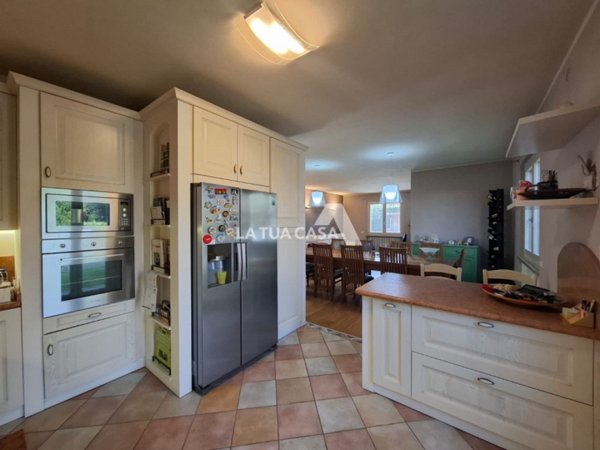 casa indipendente in vendita a Castel d'Azzano in zona Beccacivetta