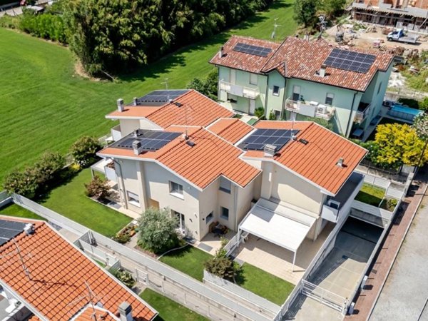 casa indipendente in vendita a Castel d'Azzano in zona Forette