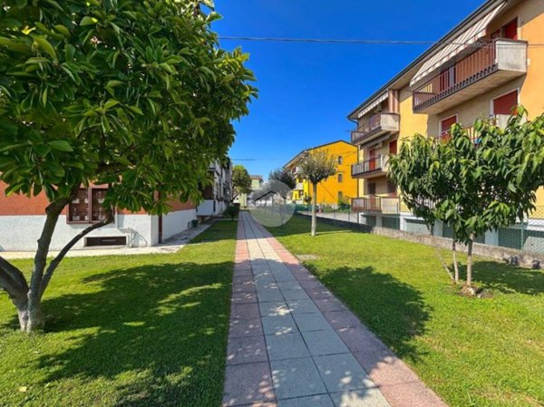 appartamento in vendita a Castel d'Azzano in zona Azzano