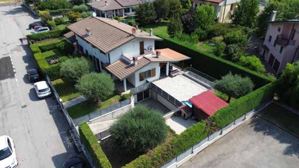 casa indipendente in vendita a Castel d'Azzano in zona Beccacivetta